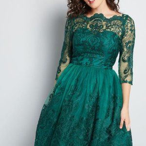 Chi Chi London  Emerald Green Gilded Grace Lace Dress NWOT
